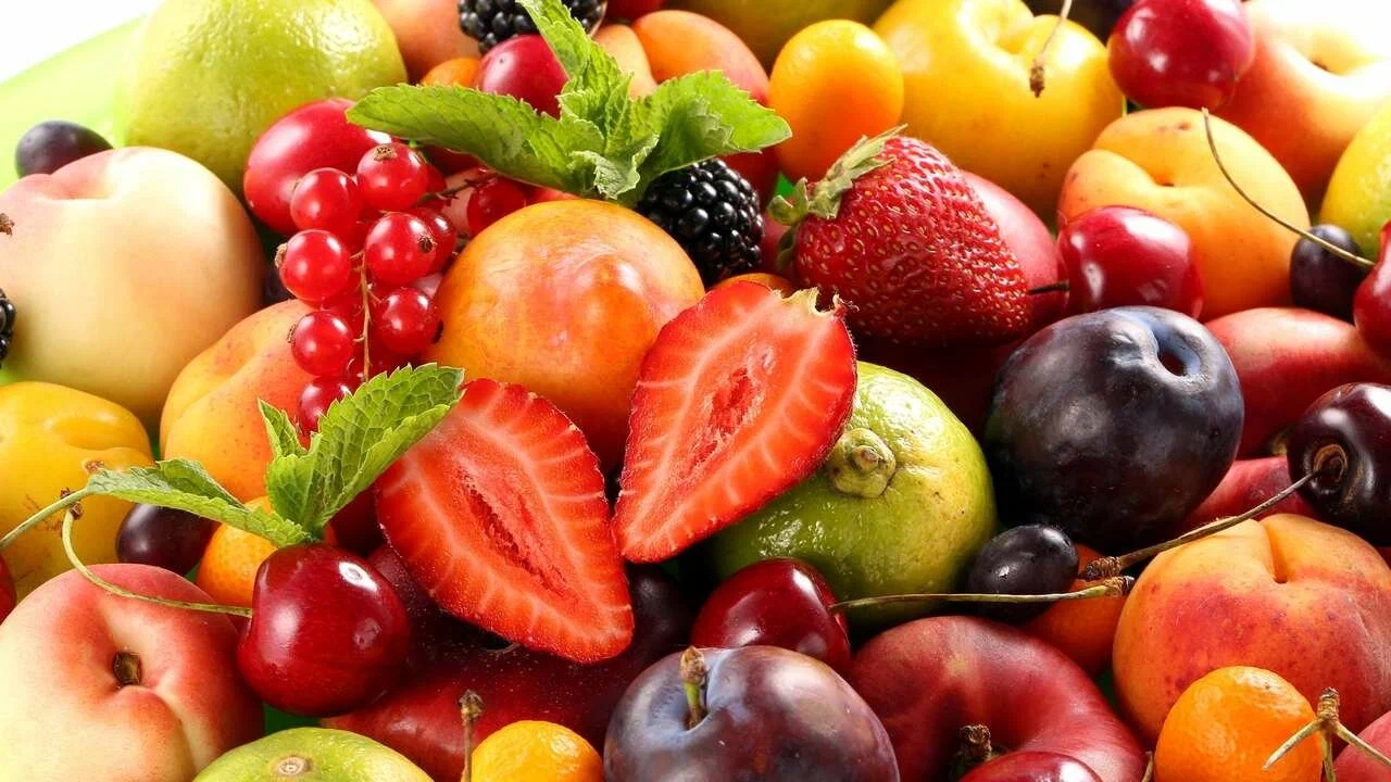 Masă simplă cu legume proaspete și fructe de sezon